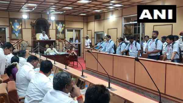 puducherry-assembly-dmk-mla-arrives-wearing-school-uniform-to-protest-against-the-govt