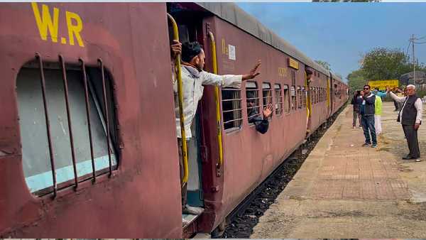 विभिन्न श्रेणियों का टिकट कैंसिल करने पर चार्ज