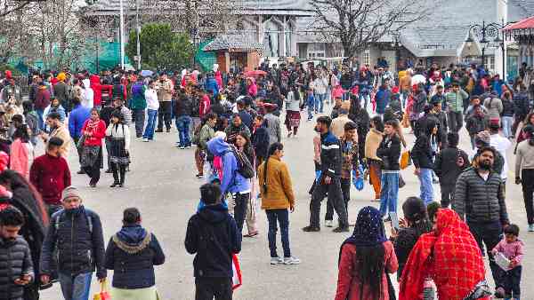 इस साल तो पूरी तरह से उलटा ही हो रहा है- सैलानी