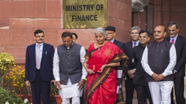 मोबाइल-इंटरनेट इस्तेमाल पर भी होता है बैन