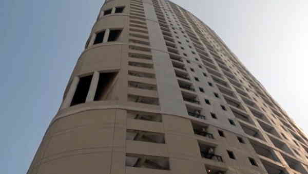 Noida Drunk 26 year old software engineer jumps from 20th floor female friend reveals secret 