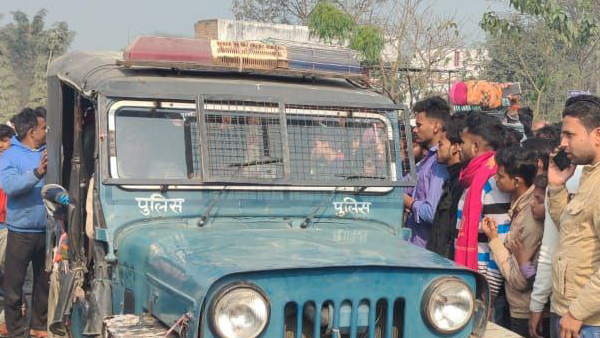 आक्रोशित भीड़ ने की दारोगा की पिटाई