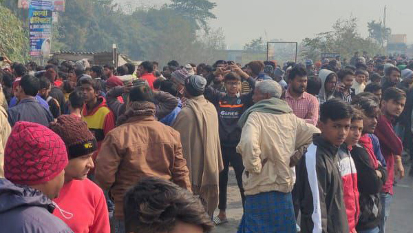 मौके से जान बचाकर भागे पुलिसकर्मी