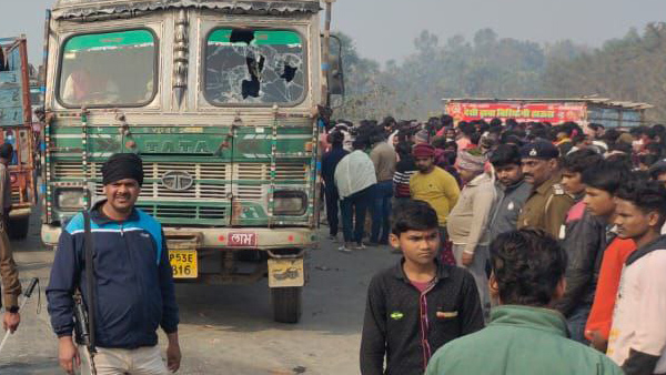 पुलिसकर्मियों को दौड़ा-दौड़ा कर पीटा