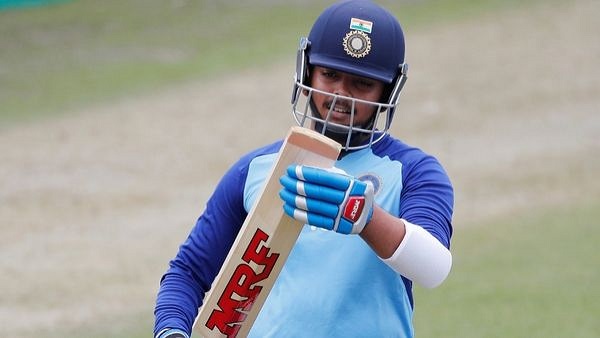 सेल्फी लेने से मना करने पर लड़ने लगे 