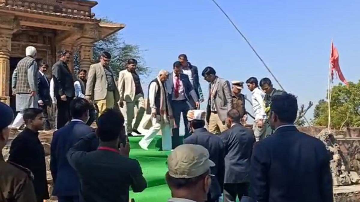 मड़खेरा सूर्य मंदिर में दर्शन करने पहुंचे राज्यपाल
