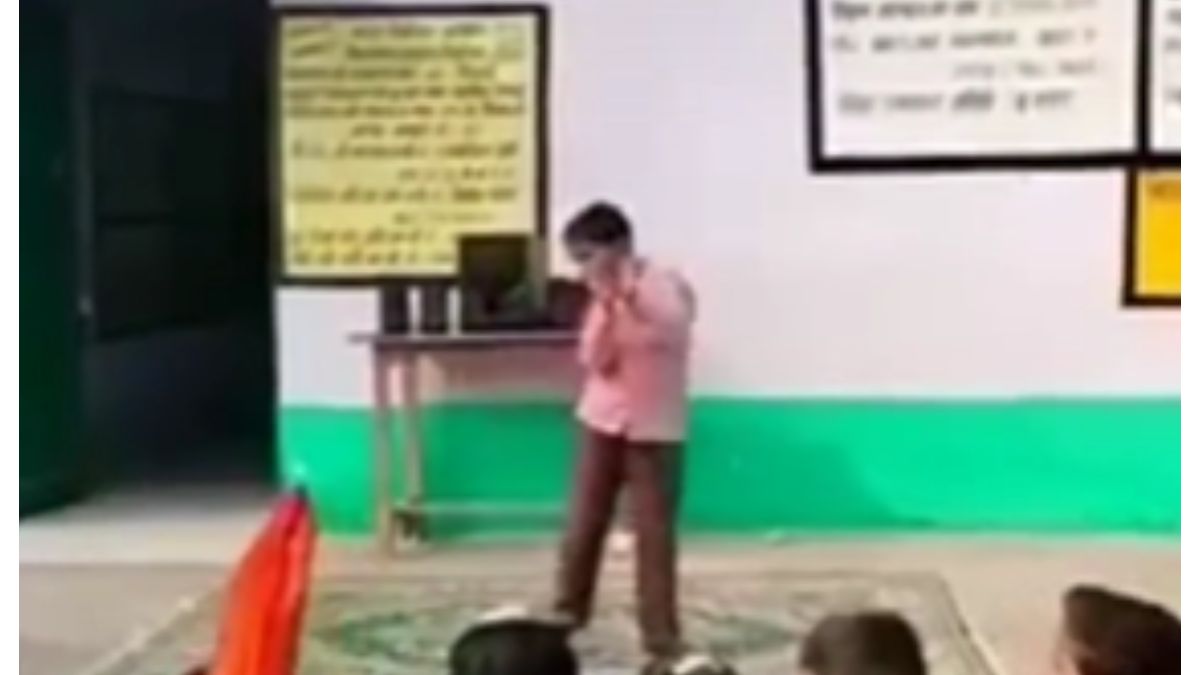 स्कूल के कार्यक्रम का है वीडियो