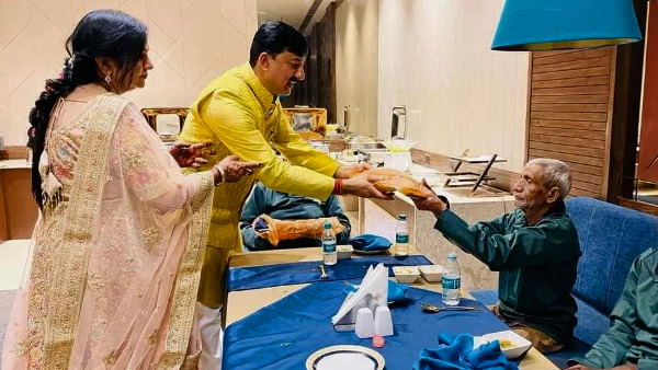 खाने के बाद परिवार ने बांटे उपहार