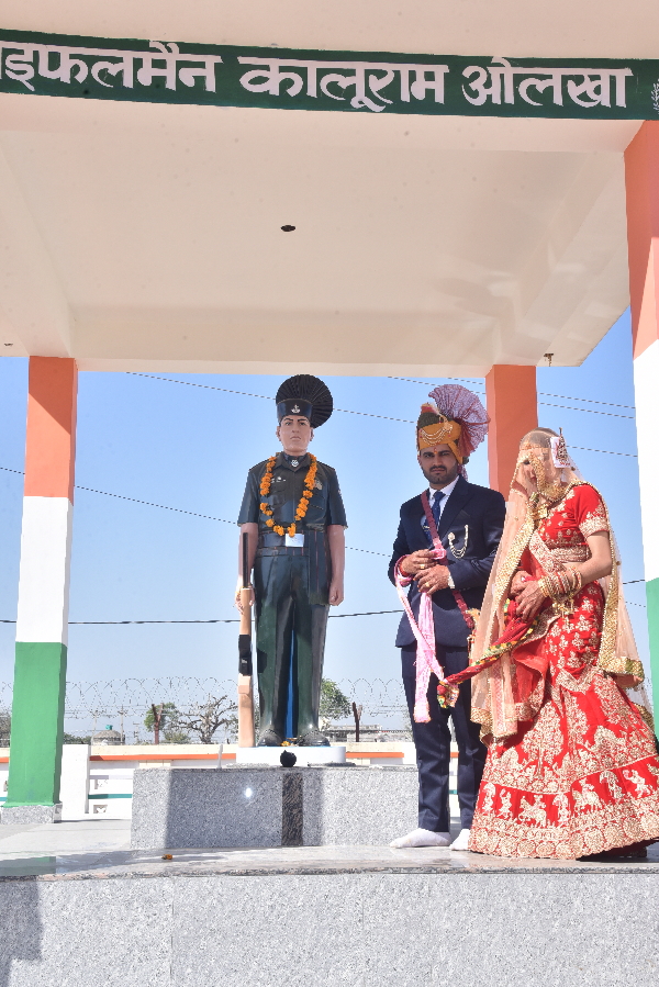  शहीद प्रतिमाओं का राखी बांधती हैं बहनें