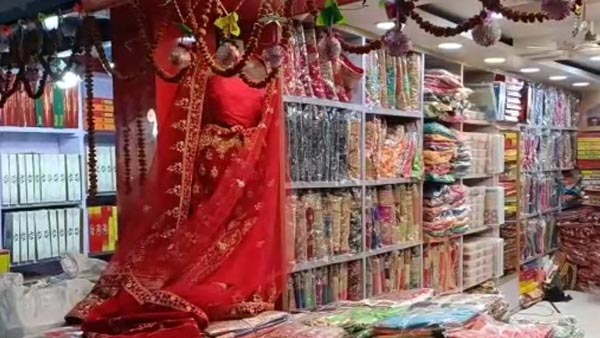 'सोहसराय मंडी में छोटी बड़ी सैकड़ों दुकाने हैं'