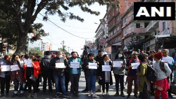 सोशल मीडिया पर भी छिड़ा घमासान