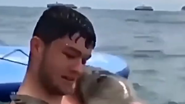 सील ने गले लगाया और कर लिया KISS सील ने गले लगाया और कर लिया KISS