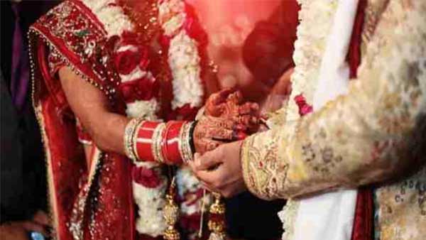प्रेमी को बुलाई और पहना दी वरमाला 