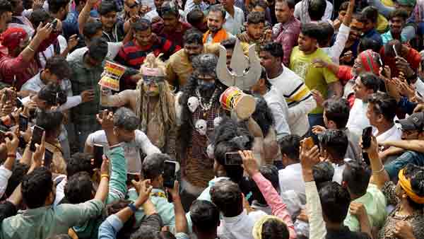 सांड बनारसी बने दूल्हा तो बदरुद्दीन बने पार्वती सांड बनारसी बने दूल्हा तो बदरुद्दीन बने पार्वती