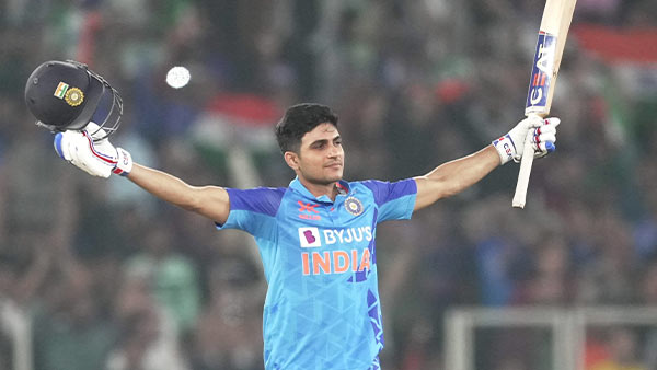 गिल का क्रेज महिला फैंस के सिर चढ़कर बोल रहा है गिल का क्रेज महिला फैंस के सिर चढ़कर बोल रहा है