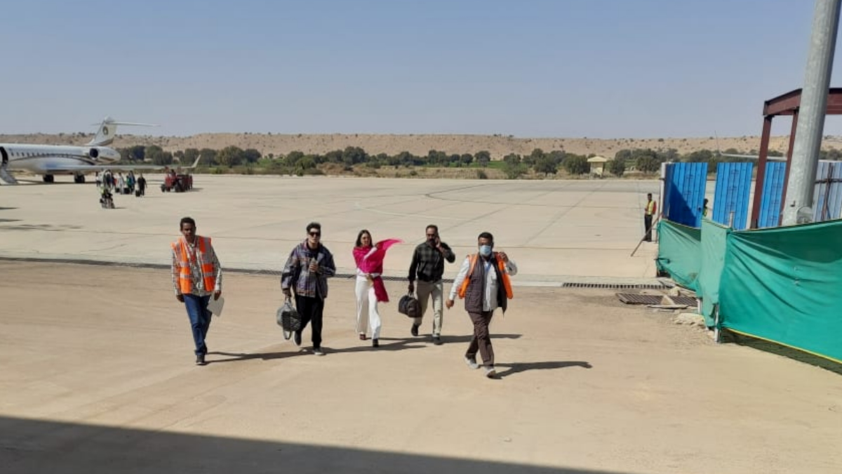 कियारा आडवाणी के साथ फैशन डिजाइनर मनीष मल्‍होत्रा भी