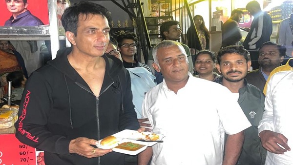 सोनू सूद को देखकर क्रेजी हुए फैंस सोनू सूद को देखकर क्रेजी हुए फैंस