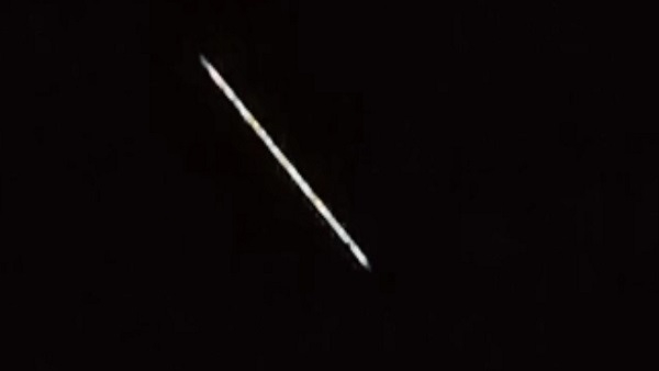 आसमान में दिखी रहस्यमयी रोशनी, लोगों ने समझा एलियन आ गए! आसमान में दिखी रहस्यमयी रोशनी, लोगों ने समझा एलियन आ गए!