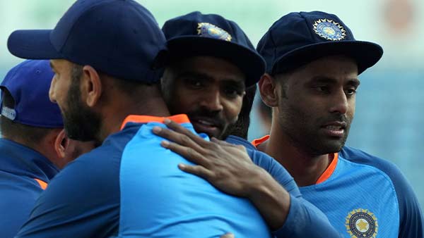 पूर्व हेड कोच रवि शास्त्री ने सूर्या को टेस्ट कैप प्रदान की