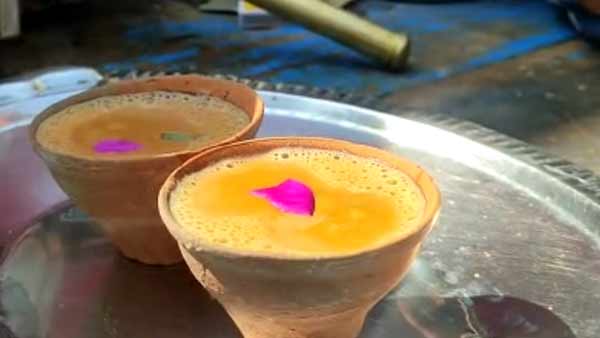 पार्क और टूरिस्ट प्लेस पर घूमते नजर आए कपल