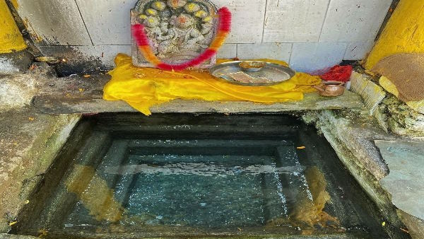 हवन कुंड, अग्नि के चारों ओर फेरे लिए थे