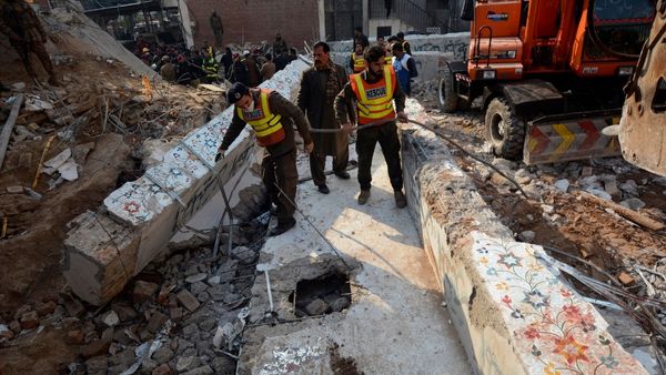 अफगानों पर फूटा पाकिस्तान का गुस्सा