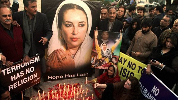 बेनजीर भुट्टो पर जानलेवा हमला बेनजीर भुट्टो पर जानलेवा हमला