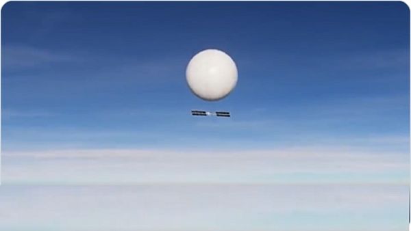 अमेरिका के आसमान में क्या उड़ रहे हैं?