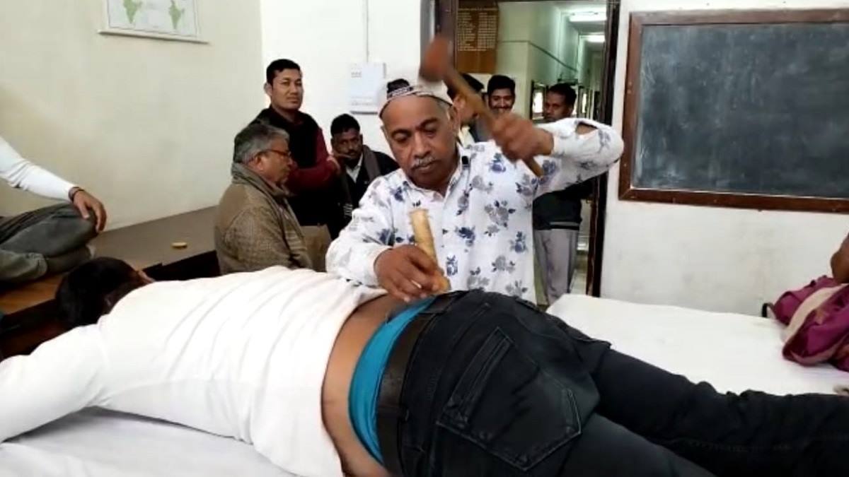 आयुर्वेद के साथ छेनी-हथौडे से प्रेशर देकर दर्द भगाते हैं