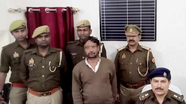 गुरुवार को एक मकान के छत पर मिला था शव 