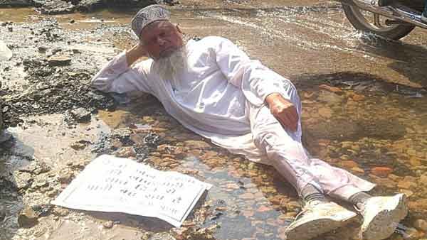 नाराज पूर्व पार्षद ने किया था प्रदर्शन