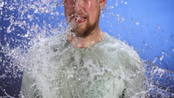 दोनों भाईयों की उम्र 60 पार है, गुस्‍से में पानी फेंका 