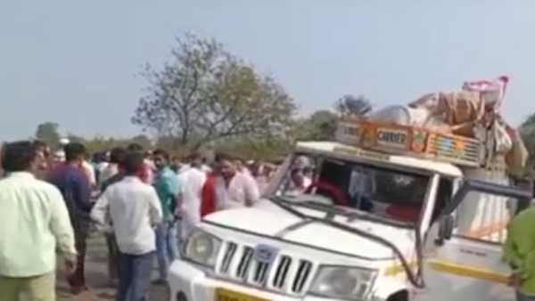  ट्रक ने पिकअप वाहन को पीछे से मारी टक्कर 