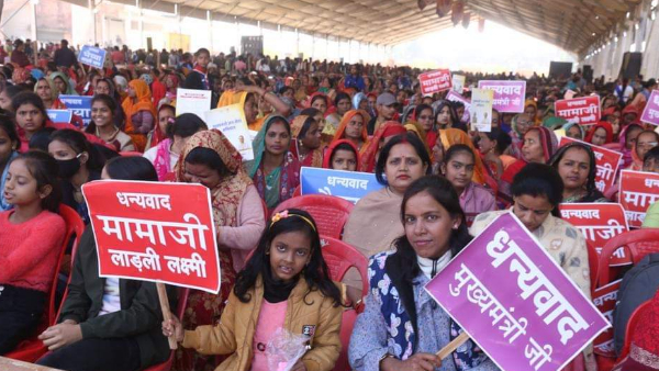 महिलाएं धन्यवाद मामा के पोस्टर लेकर शामिल हुई