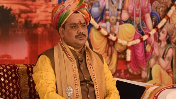 विधानसभा चुनाव में जीत का दावे का दिखाया पर्चा