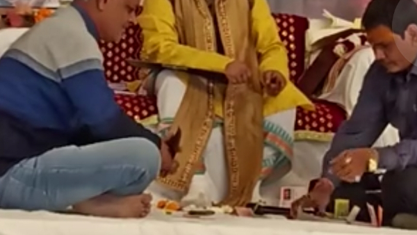 दरबार में किसी को लग रहा आश्चर्य तो किसी को दिख रही भक्ति