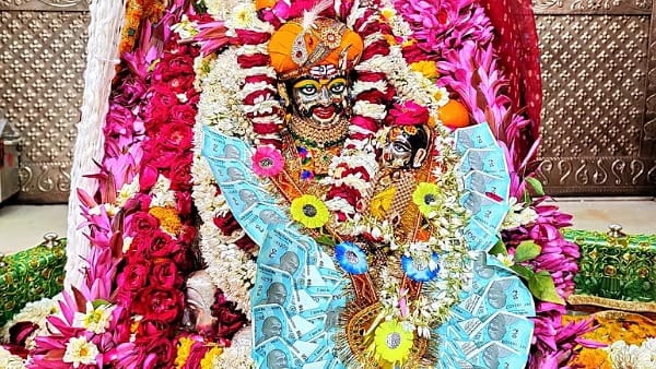 यहां लगाए गए लड्डू प्रसाद काउंटर