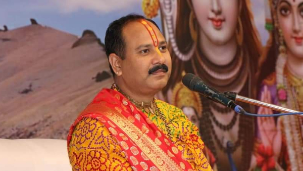 जो भी कथा सुनने आए उस पर गोमूत्र छिड़का जाए: पंडित प्रदीप मिश्रा