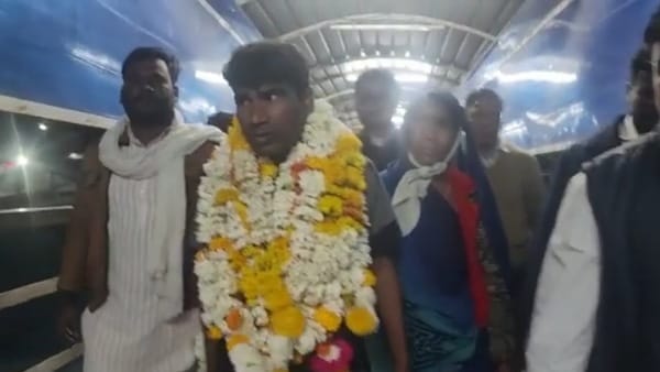 राजू से मिलने पहुंच रहे लोग