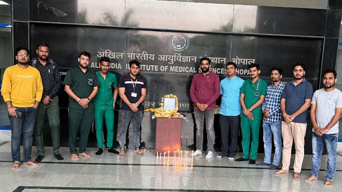 अंगदान करने वाली नर्सिंग ऑफिसर को दी गई श्रद्धांजलि अंगदान करने वाली नर्सिंग ऑफिसर को दी गई श्रद्धांजलि
