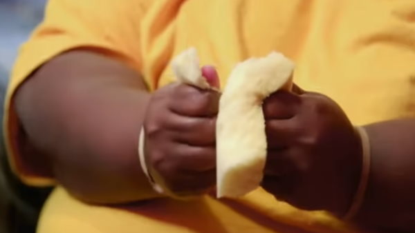 पांच साल की उम्र से खा रहे गद्दे 