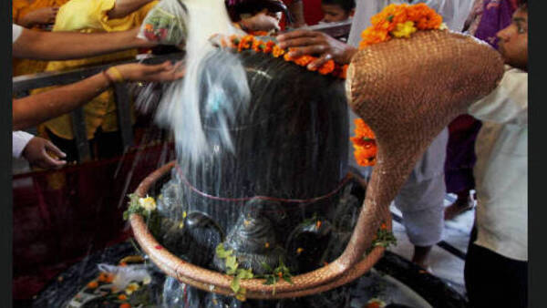 शिवलिंग पर जल चढ़ाते वक्त करें इन मंत्रों का जाप शिवलिंग पर जल चढ़ाते वक्त करें इन मंत्रों का जाप