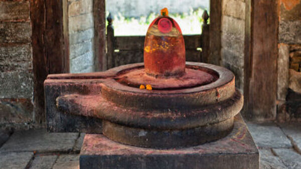 मंदिरों में भजन-कीर्तन का आयोजन होता है मंदिरों में भजन-कीर्तन का आयोजन होता है
