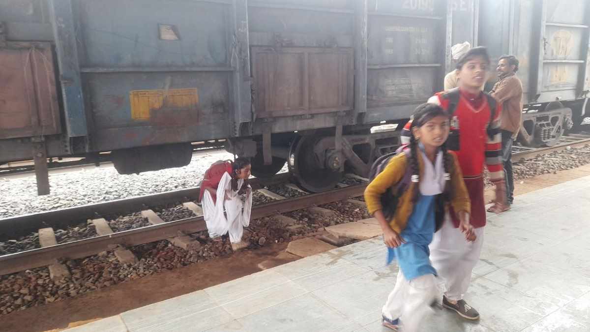 ट्रेन के नीचे से निकलकर जाता है स्कूल का रास्ता