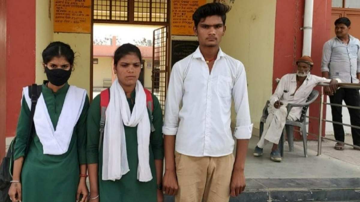 बोर्ड एक्जाम: 10 मिनट लेट थीं छात्राएं, केंद्र अध्यक्ष ने बाहर भगाया, जांच के बाद सस्पेंड बोर्ड एक्जाम: 10 मिनट लेट थीं छात्राएं, केंद्र अध्यक्ष ने बाहर भगाया, जांच के बाद सस्पेंड