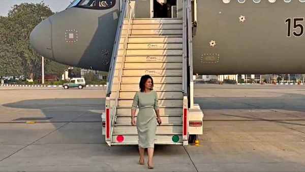 बिना सूचना के विमान से उतरीं विदेश मंत्री