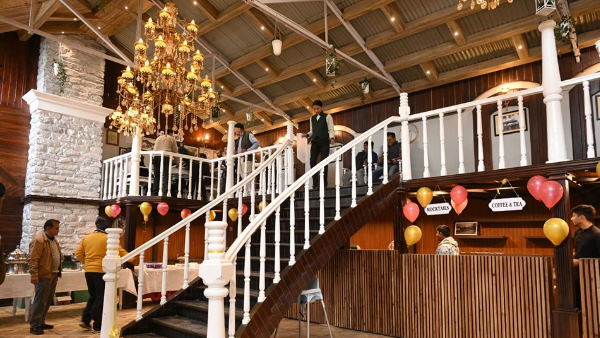 लोग बता रहे यूरोप का कैफे