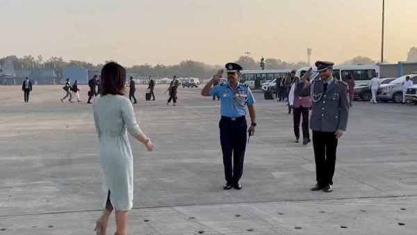 जर्मन अधिकारियों ने विदेश मंत्री को विमान में रूकने को कहा