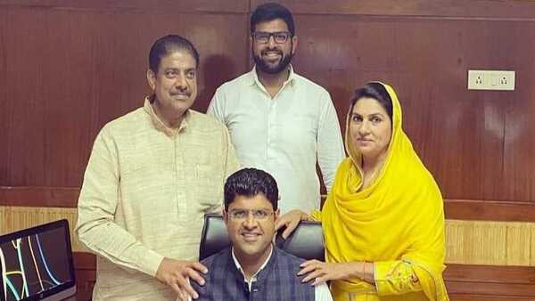चौटाला के घर की दिग्गज महिलाएं चौटाला के घर की दिग्गज महिलाएं