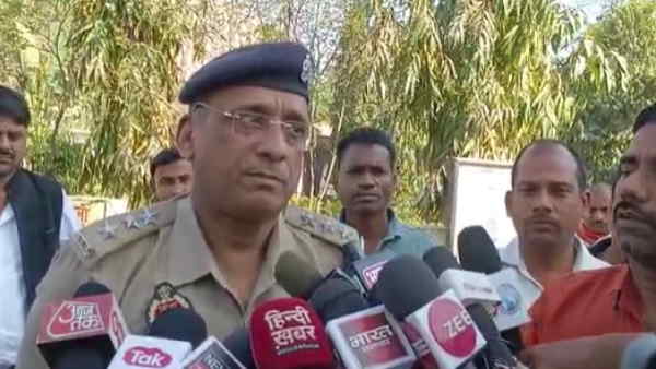 Ambedkar Nagar accident on NH 232 4 of same family including husband wife and 2 girls died Ambedkar Nagar accident on NH 232 4 of same family including husband wife and 2 girls died
